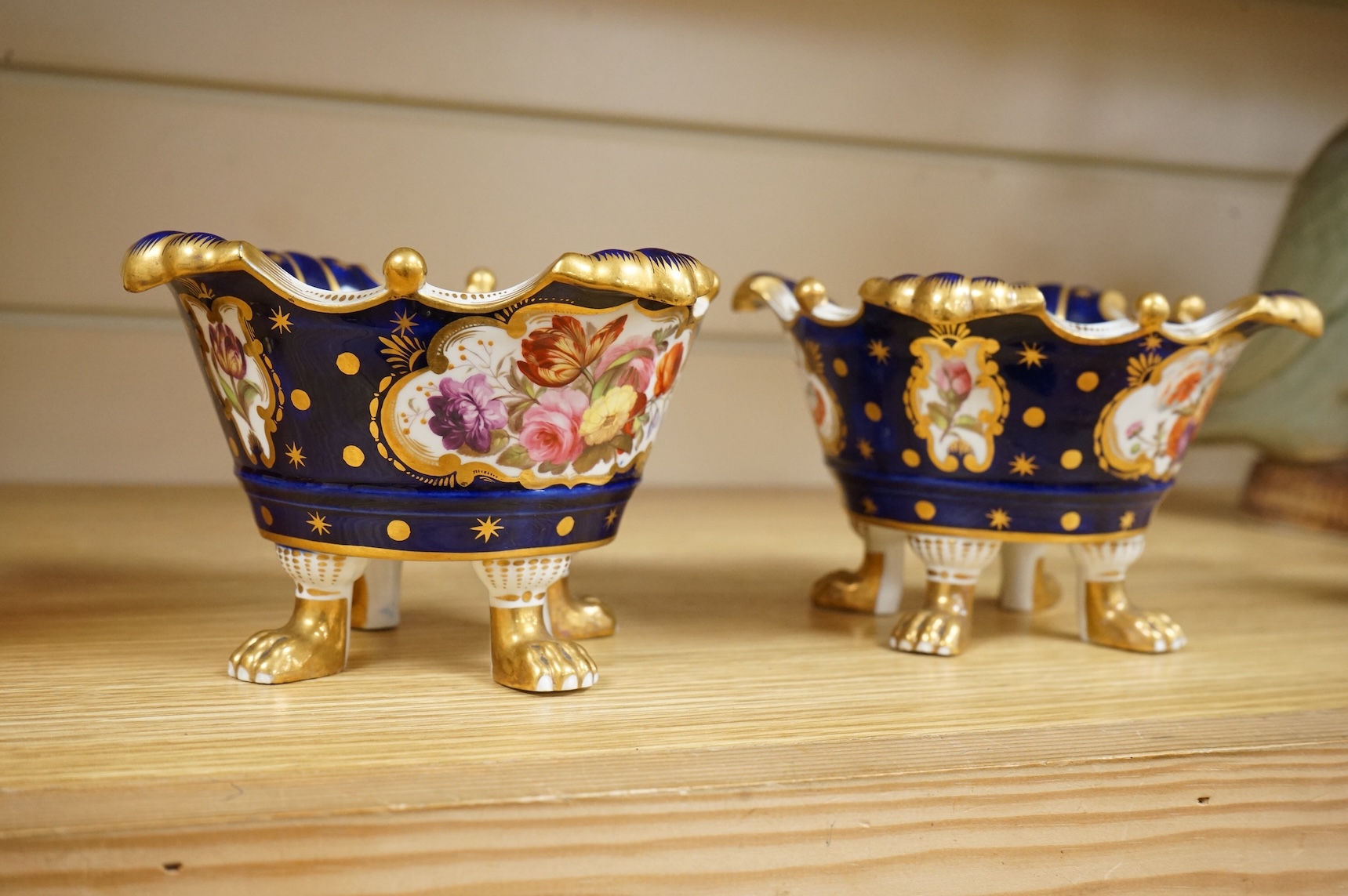 A pair of early 19th century Spode footed pastel burners, lacking covers, 9.5cm
